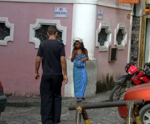 Una mujer camina sobre el salto, palabra brasileña que define a los zapatos de tacón. ::
E.C./