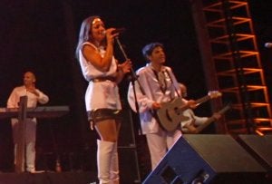 Otro momento del concierto, anoche en Poniente. :: JOAQUÍN BILBAO/