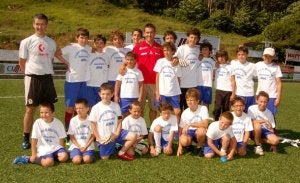 Fran Llera, con los chavales del primer Campus Deportivo del Ribadesella CF. ::
ACEBAL/