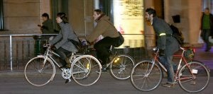 Las 'calles 30' persiguen fomentar el uso de la bicicleta en la ciudad mejorando la sensación de seguridad de los ciclistas. :: MARIO ROJAS/