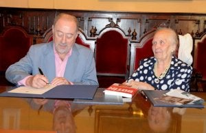 El alcalde firma la cesión con la hija del fotógrafo, María de la Paz López Fernández. ::
E. C./