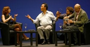 Ximena Vera (izquierda), con Yo-Yo Ma (centro ) y Carlos Prieto (derecha), en la clase magistral de ayer en el Teatro Palacio Valdés. :: MARIETA/