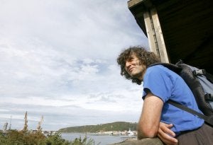 César Álvarez contempla la ría de Avilés desde la barandilla del observatorio ornitológico de Zeluán. A su derecha, la ensenada de Llodero . ::
MARIETA/