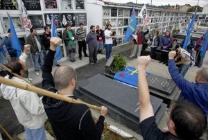 Homenaje, puño en alto en el cementerio de Pando, a Belarmino Tomás. ::
JUAN CARLOS ROMÁN/