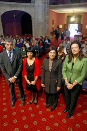 Rosa Fernández (segunda por la izquierda), antes del acto. ::
MARIO ROJAS/