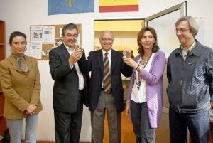 Rafael Olivares entrega las llaves a Juan Sánchez, de Manos Extendidas, y a Cristina Bescós, de la Asociación Contra el Cáncer. ::
MARIO ROJAS/