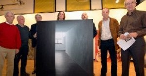 Los miembros del jurado posando ayer con la obra ganadora 'Exit', de la artista afincada en Oviedo Mónica Dixon. ::
PABLO NOSTI/