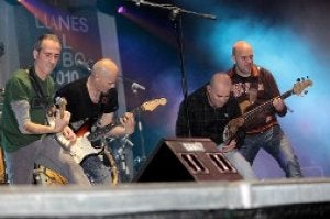 El grupo vallesoletano Celtas Cortos se entrega al público durante el concierto celebrado en la noche del sábado. ::
NEL ACEBAL/