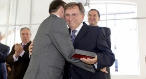 Enrique Martínez recibe el abrazo del alcalde en funciones, César Núñez, tras recibir la medalla de Hijo Predilecto de San Martín. ::
J. C. ROMÁN/