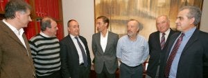 Ángel López (IU), Dacio Alonso (UCE), Carlos Galcerán (PP), Manuel Sarachaga (economista), Eduardo Sánchez Guardado (PSOE), Juan Luis Rodríguez-Vigil (expresidente del Principado) y Antonio Matador (Simpa). :: JOAQUÍN PAÑEDA/