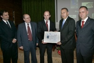 De izquierda a derecha, Antonio José España, José Ignacio Rodríguez, Antonio García, José Manuel Guerrero e Ignacio Menéndez, durante la entrega del sello de excelencia EFQM 400+. :: PALOMA UCHA/