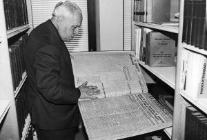 El fallecido José María Patac de las Traviesas con un ejemplar de EL COMERCIO de su biblioteca. ::
E. C./