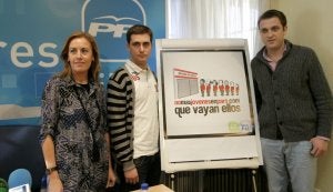 Pilar Fernández Pardo, ayer, en la sede del partido, junto a David González Medina (NN GG Gijón) y Pablo Álvarez-Pire (NN GG Asturias). :: UCHA/