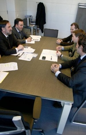 Un momento de la reunión de ayer. A la derecha, responsables de Hostelería Asturias. Enfrente, los de Sanidad Ambiental :: M. ROJAS/