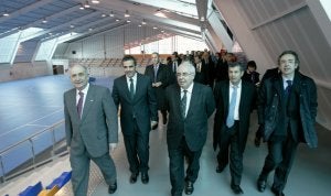 Por la izquierda, el rector, Vicente Gotor; Álvarez Areces y el consejero de Educación, Herminio Sastre, en las instalaciones deportivas. :: PARDO/