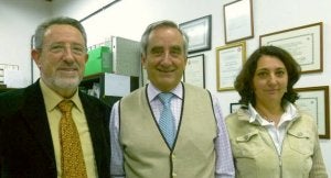 Los doctores Alfredo Sanz Medel, José López Sastre y María Luisa Fernández Sánchez, participantes en el estudio. ::
E,C./