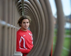 Sergio Mendi posa en las instalaciones de Lezama al final de una sesión de entrenamiento. ::
BORJA AGUDO/