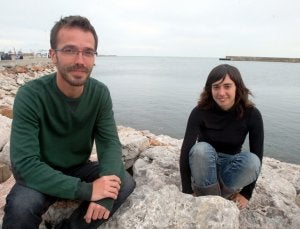 Juan Bueno y Laura Alonso, a unos pasos de la sede del Centro Oceanográfico de Gijón, apenas llegados de la Expedición Malaspina. :: ÁLEX PIÑA/