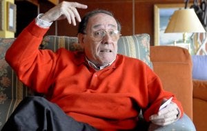 José María Fernández del Viso gesticula durante la entrevista, realizada en el club de campo del Centro Asturiano. :: ´JESÚS DÍAZ/