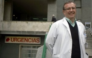 El coordinador de Urgencias del Central, Francisco Del Busto, a la puerta del Hospital Covadonga. :: MARIO ROJAS/