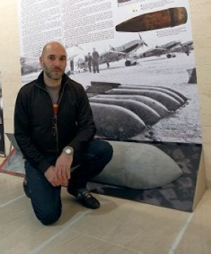 Héctor Blanco, ante uno de los paneles, con imágenes de las bombas SC-250. :: JOAQUÍN BILBAO/