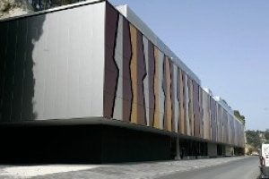 Arriba, el comienzo del recorrido de la Planta Centro de Arte y el Camarín de las Vulvas. Abajo, el exterior del nuevo museo. :: N. ACEBAL/