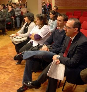 Antonio Molejón, en primer término, escucha a uno de los ponentes en el centro municipal de La Arena. ::
PIÑA/