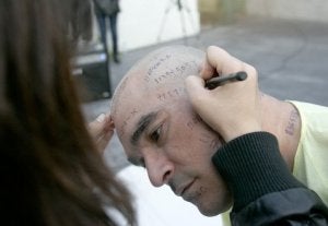 Una joven escribe su DNI en la cabeza de Jaime Rodríguez. ::
SERGIO LÓPEZ/