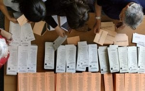 Un grupo de electores elige su papeleta en un proceso electoral. :: E. C./
