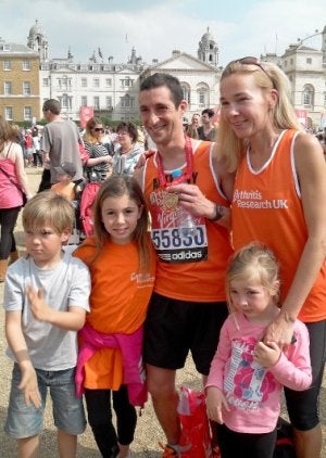 La familia Hercht-Suárez tras el maratón de Londres, desde la izquierda, Noah, Sophia, Anthony, Cristina e Ilana ::
LVA/
