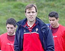 Manolo Sánchez tras dirigir un partido del juvenil B. :: P. CITOULA/