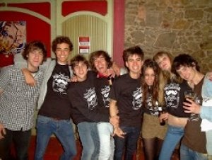 Villa, Gonzalo, Mario, Pablo, Cefe, Carmen, María y Chiri, amigos y entusiastas seguidores del grupo avilesino Winchester, en el Jazzville./