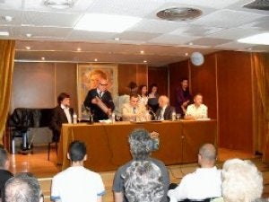 Ceferino Fernández con el premio en el Centro Asturiano de Madrid. ::
LVA/