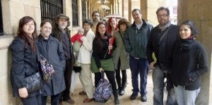 El colectivo dio la rueda de prensa frente al Ayuntamiento. ::
M. R./