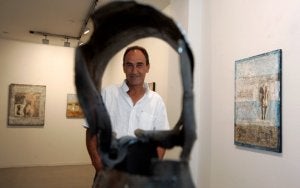 Hijo de Eduardo Chillida, con el que conserva gran parecido, se deja fotografiar entre una escultura a la que envuelven varias de sus cuerpos pintados. ::
PAÑEDA/