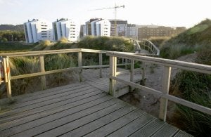 La finca urbana, de 31.460 metros cuadrados, se extiende entre la pasarela y la carretera. :: MARIETA/