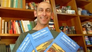 Sidoro Villa, ayer en una librería de Pola de Siero. ::
PABLO NOSTI/