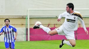 Miguel Ángel Guerrero durante un partido de la pasada temporada ante el Villarrubia. ::
LA VERDAD/