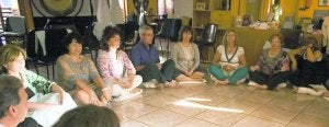 Participantes en los talleres de meditación que ofrece la Fundación Ifsu en Avilés. :: SERGIO LÓPEZ/