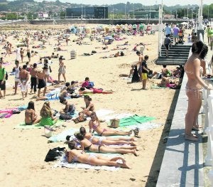 CRÓNICAS DEL MURO
Adolescentes en la escalera 13 de la playa de Gijón. ::
LUIS SEVILLA/