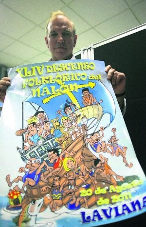 Marinas muestra el cartel de las fiestas de Laviana. ::
SERGIO LÓPEZ/