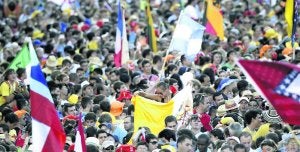 Miles de jóvenes, durante la misa de bienvenida, en la plaza de Cibeles, que permanecerá cortada al tráfico hasta el domingo. ::
EFE/