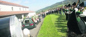 La banda de gaitas Noega, acompañada por gaiteros muy unidos al constructor, a la llegada del féretro a la iglesia parroquial de Santurio. ::
PURIFICACIÓN CITOULA/