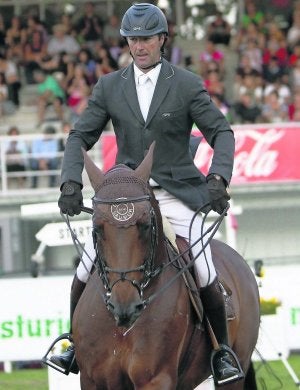 Delaveau y 'Orient Express', ayer tras proclamarse campeones en el Gran Premio de Gijón. :: JOAQUÍN BILBAO/