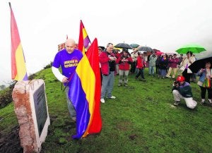 El presidente de FAMYR; Javier de la Fuente, descubre el monolito durante el homenaje. ::
NEL ACEBAL/