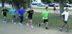 Ramón Gallego, Alejandro Méndez, Fernando Couto, Pablo Palacios, Carlos Álvarez y Álvaro González, en plena sesión preparatoria, en 'El Kilometrín'. ::
PALOMA UCHA/