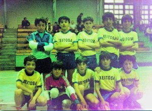 Una formación del Xeitosa, con Abelardo (de pie segundo por la derecha) y Luis Enrique (agachado, segundo por la derecha). ::
E. C./