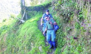 Dos guardias civiles inspeccionan los montes cercanos a La Llaneza. :: CITOULA/