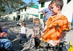 Los vecinos de Peña Rubia, ayer, delante de sus viviendas que no quieren abandonar. ::
J. C. ROMÁN/