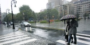 Dos peatones cruzan San Bernardo, con la zona reformada del paseo de Begoña tras ellos. :: JOAQUÍN BILBAO/